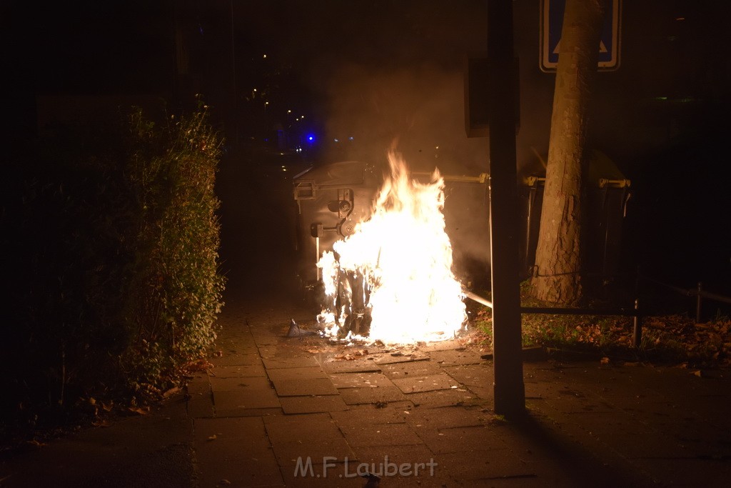 Mehrere Muell Sperrmuellbraende Köln Vingst Ansbacherstr P39.JPG - Miklos Laubert